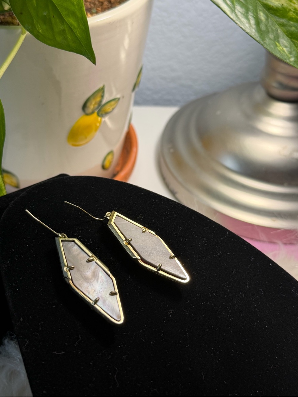 Kendra Scott Kinsley Gold Drop Earrings in Raspberry Illusion - Picture 5 of 5
